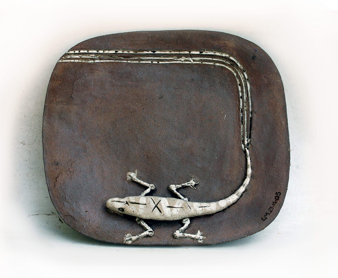 Ceramic plate with a sculpted lizard by Luis Mandiola, contemporary ceramic artwork
